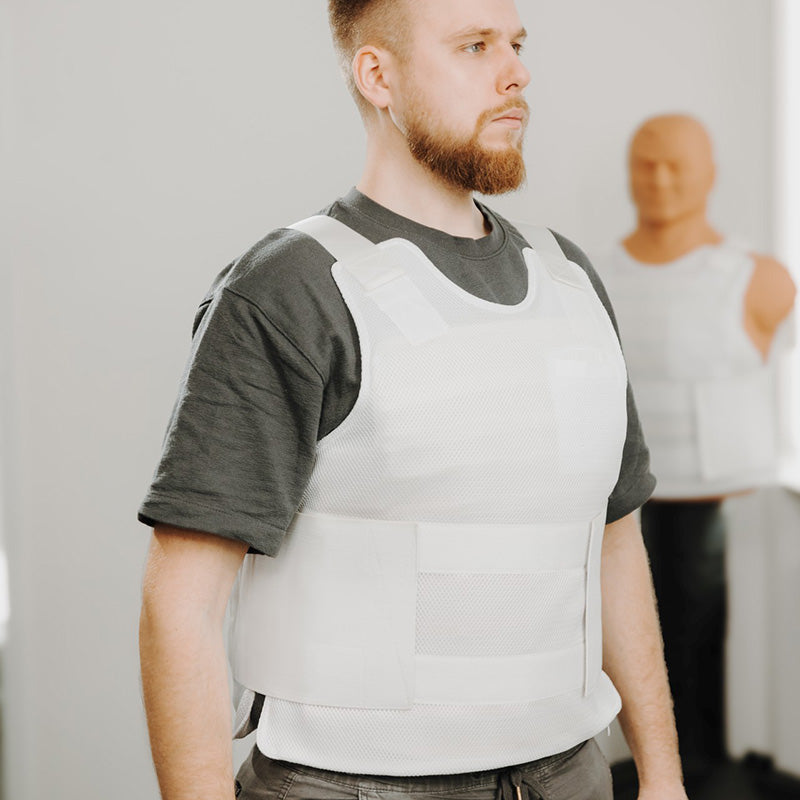 Adjustable puncture resistant under vest 